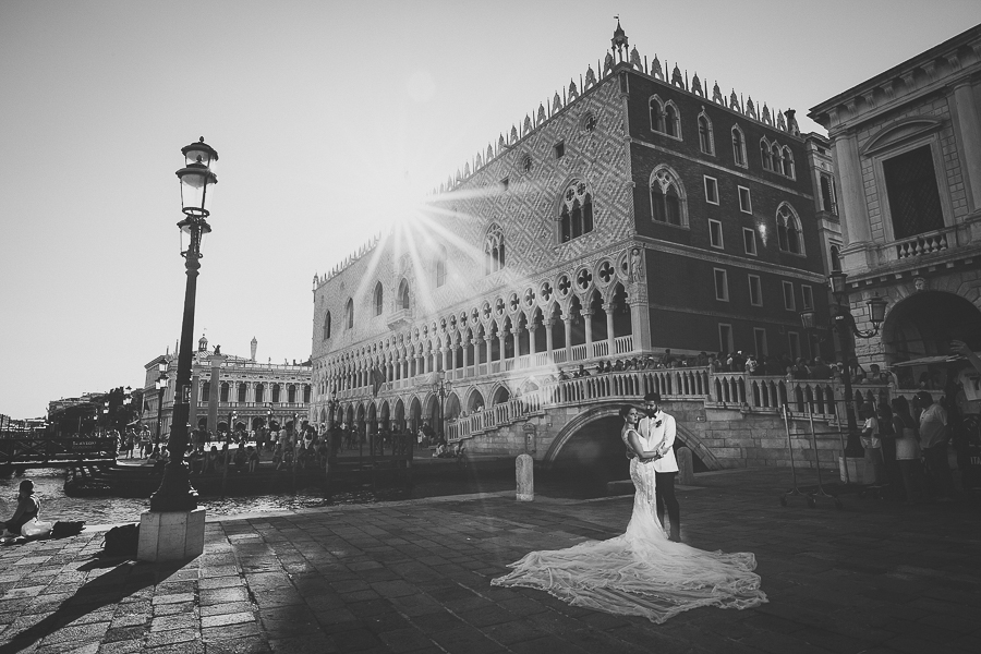 Fotografia di matrimonio non in posa. Sposi in piazza a Venezia. Il Blog di Michelino Studio, Fotografo di matrimonio in Veneto.