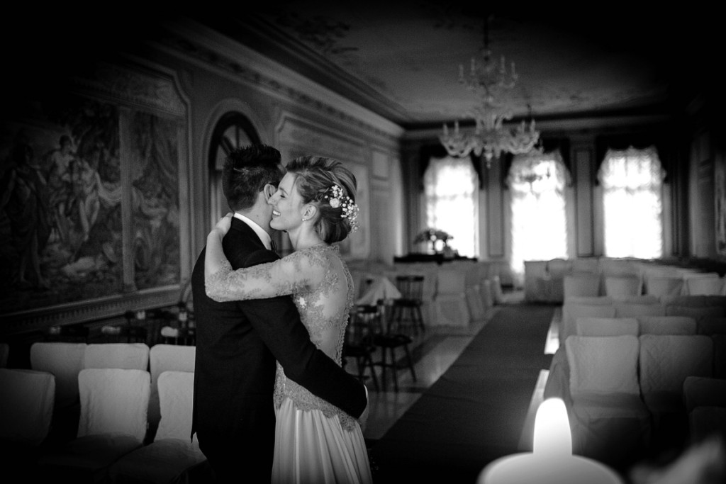 Quale periodo scegliere per sposarsi, l'inverno. Coppia di sposi in sala ricevimento. Il Blog di Michelino Studio, Fotografo di matrimonio in Veneto.