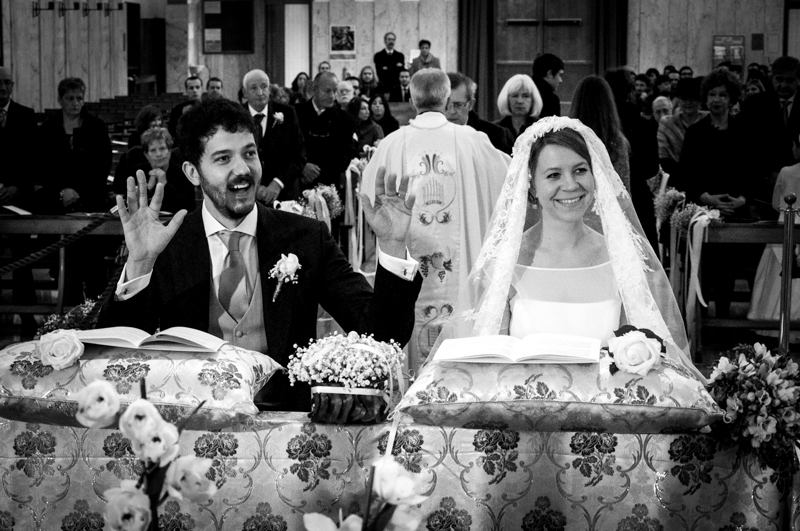 Servizio fotografico di matrimonio in stile reportage. Due sposi all'altare. Il Blog di Michelino Studio, Fotografo di matrimonio in Veneto.