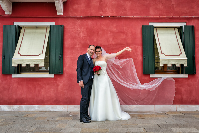 Fotografo di matrimonio isola di Burano, in laguna di Venezia. Rito religioso a Ca' Savio. Michelino Studio, fotografo di matrimonio professionista in Veneto.