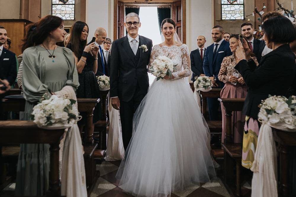 Entrata in chiesa della sposa: fotografie che catturano l’emozione