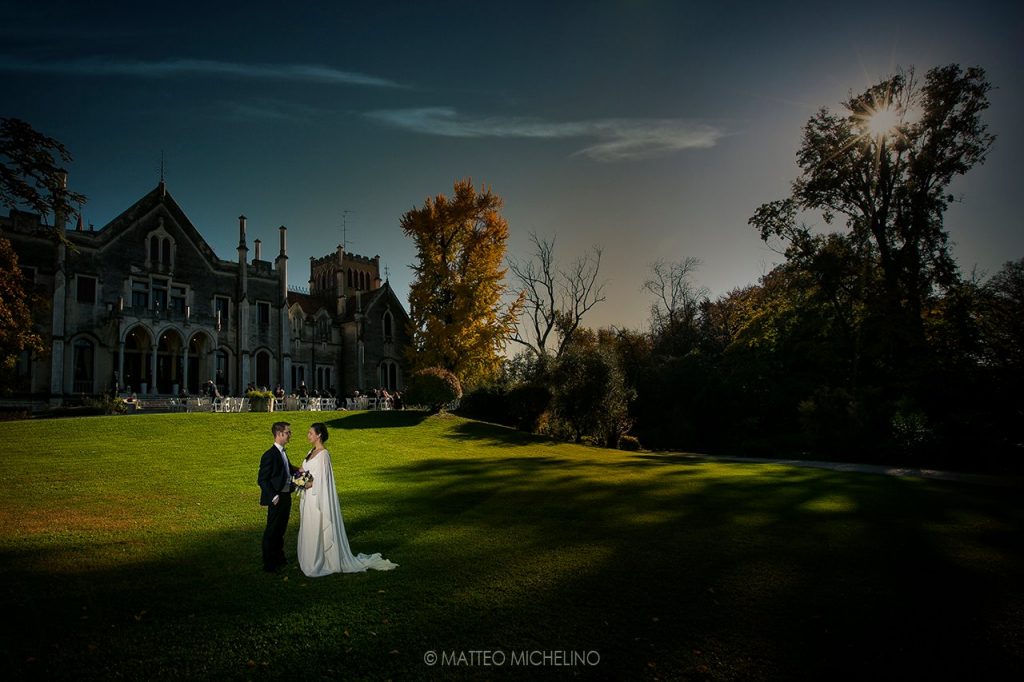 Quale periodo scegliere per sposarsi, l'autunno. Coppia di sposi in giardino tenuta storica. Il Blog di Michelino Studio Fotografico in Veneto.