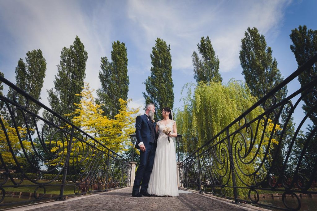 Quale periodo scegliere per sposarsi, la primavera. Coppia di sposi in giardino. Il Blog di Michelino Studio, Fotografo di matrimonio in Veneto.