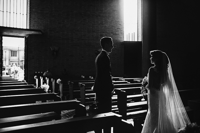 Fotografia di matrimonio non in posa. Coppia di sposi in chiesa. Il Blog di Michelino Studio, Fotografo di matrimonio in Veneto.