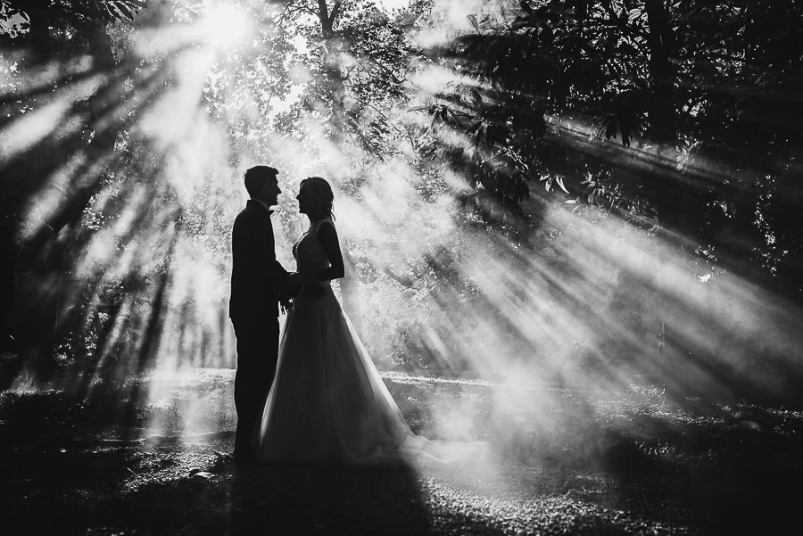 Fotografia di matrimonio non in posa. Coppia di sposi in controluce. Il Blog di Michelino Studio, Fotografo di matrimonio in Veneto.
