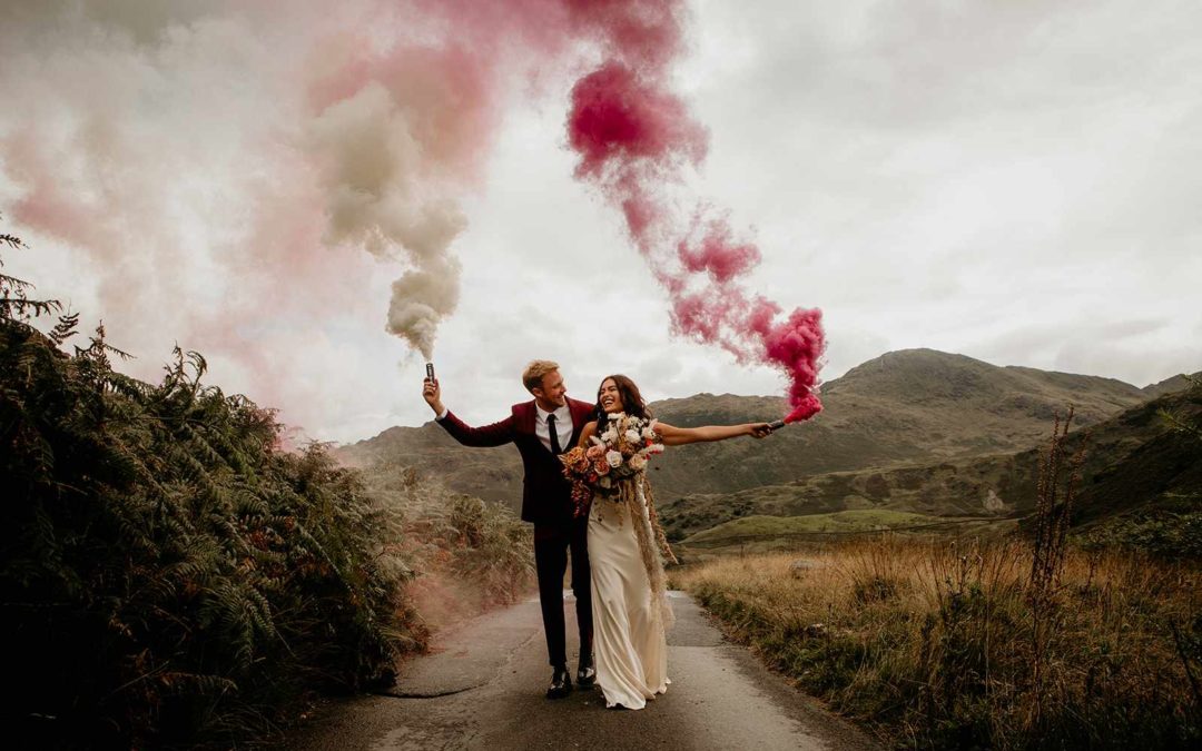 Smoke bomb: la nuvola di fumo colorato che fa tendenza nei matrimoni