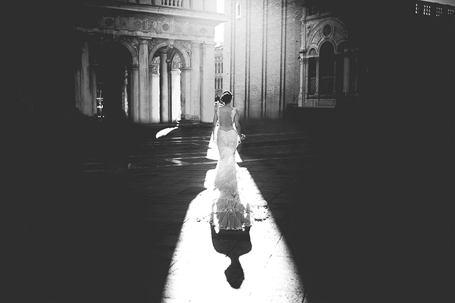 Fotografia di matrimonio non in posa. Sposa in ambiente urbano. Il Blog di Michelino Studio, Fotografo di matrimonio in Veneto.